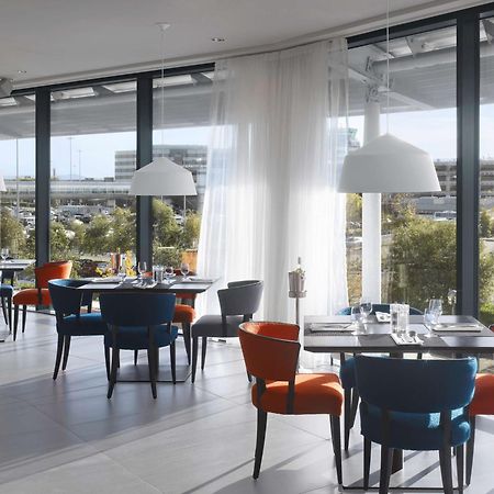 Radisson Blu Manchester Airport Hale  Esterno foto The restaurant at the airport