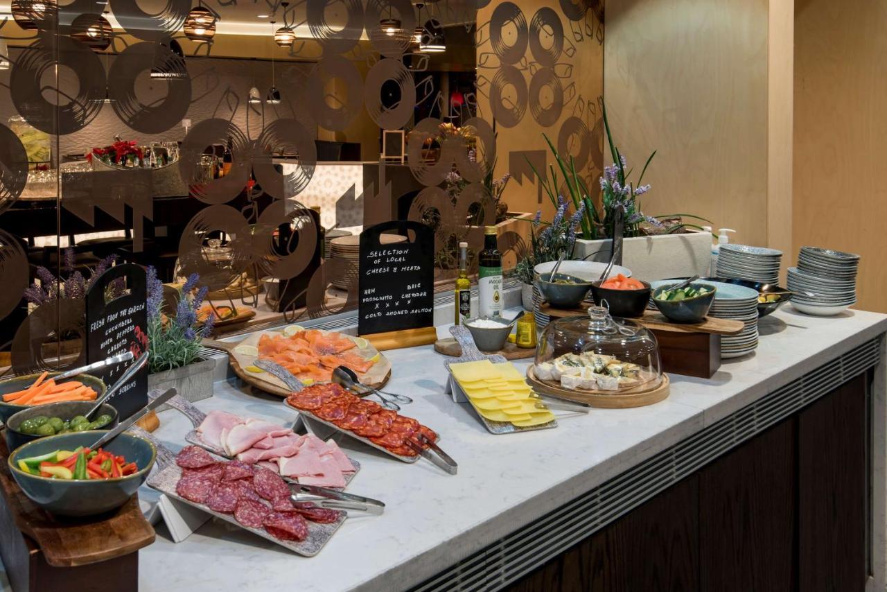 Radisson Blu Manchester Airport Hale  Esterno foto Breakfast buffet at the hotel