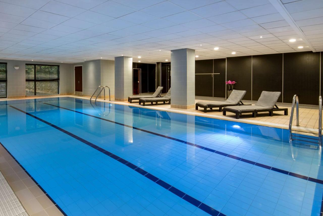 Radisson Blu Manchester Airport Hale  Esterno foto Swimming pool