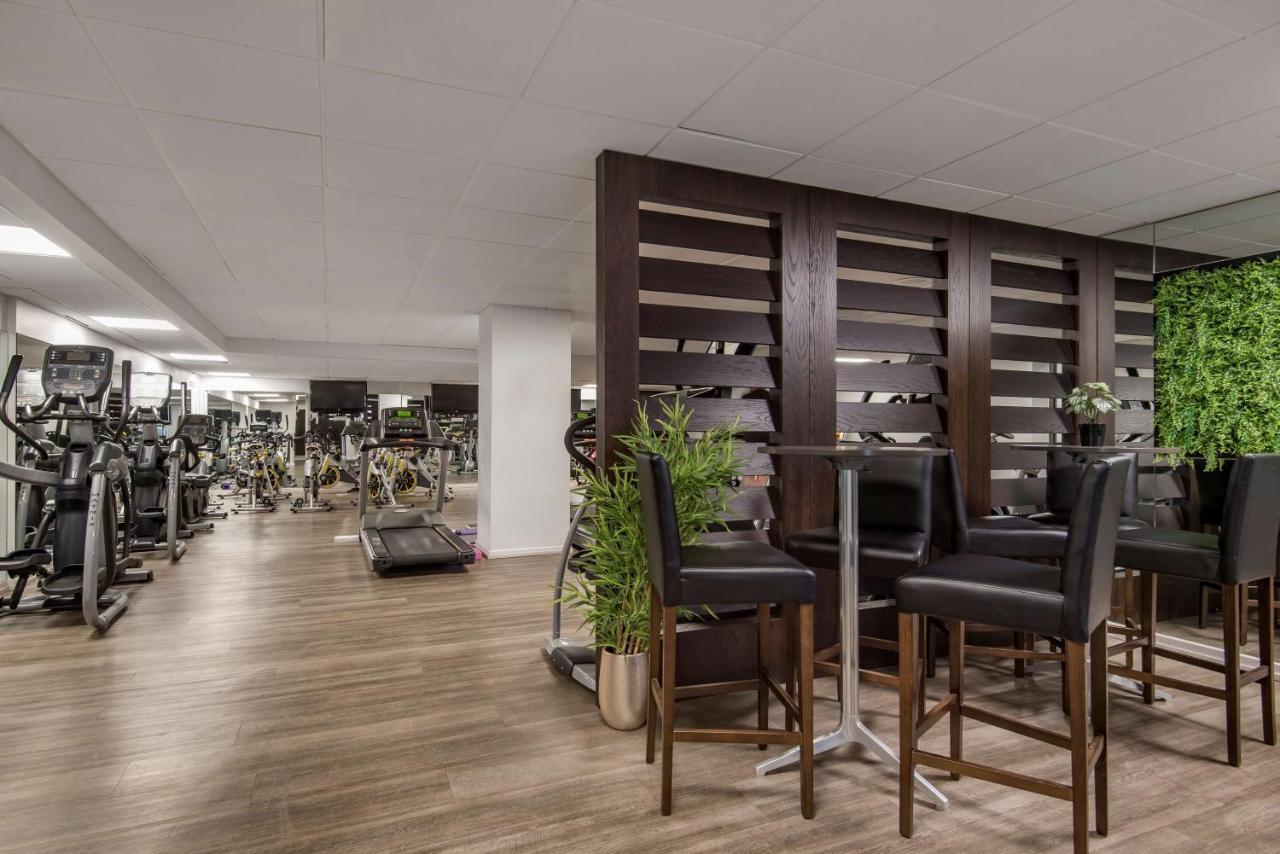 Radisson Blu Manchester Airport Hale  Esterno foto The interior of a modern gym