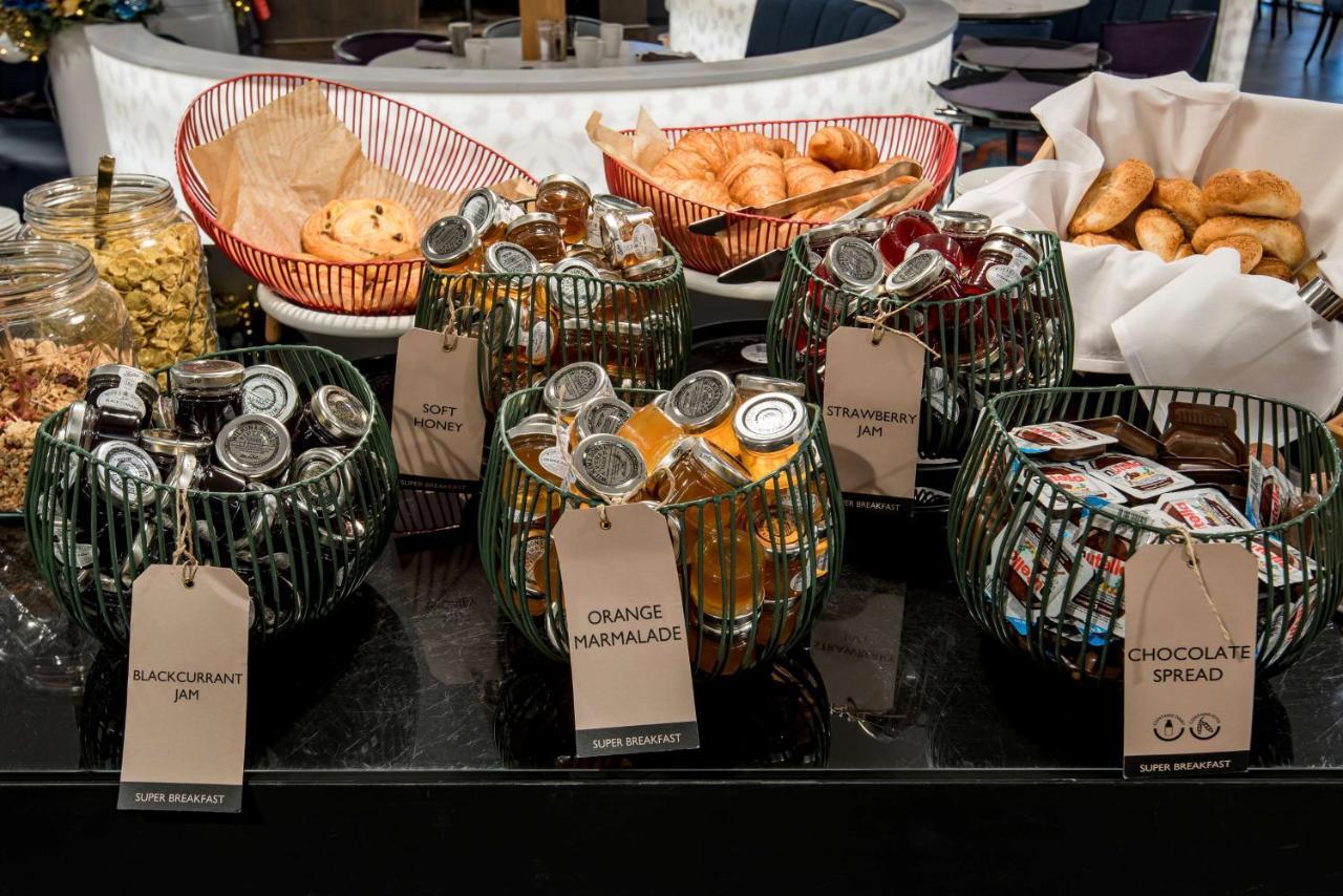 Radisson Blu Manchester Airport Hale  Esterno foto Breakfast buffet at the hotel