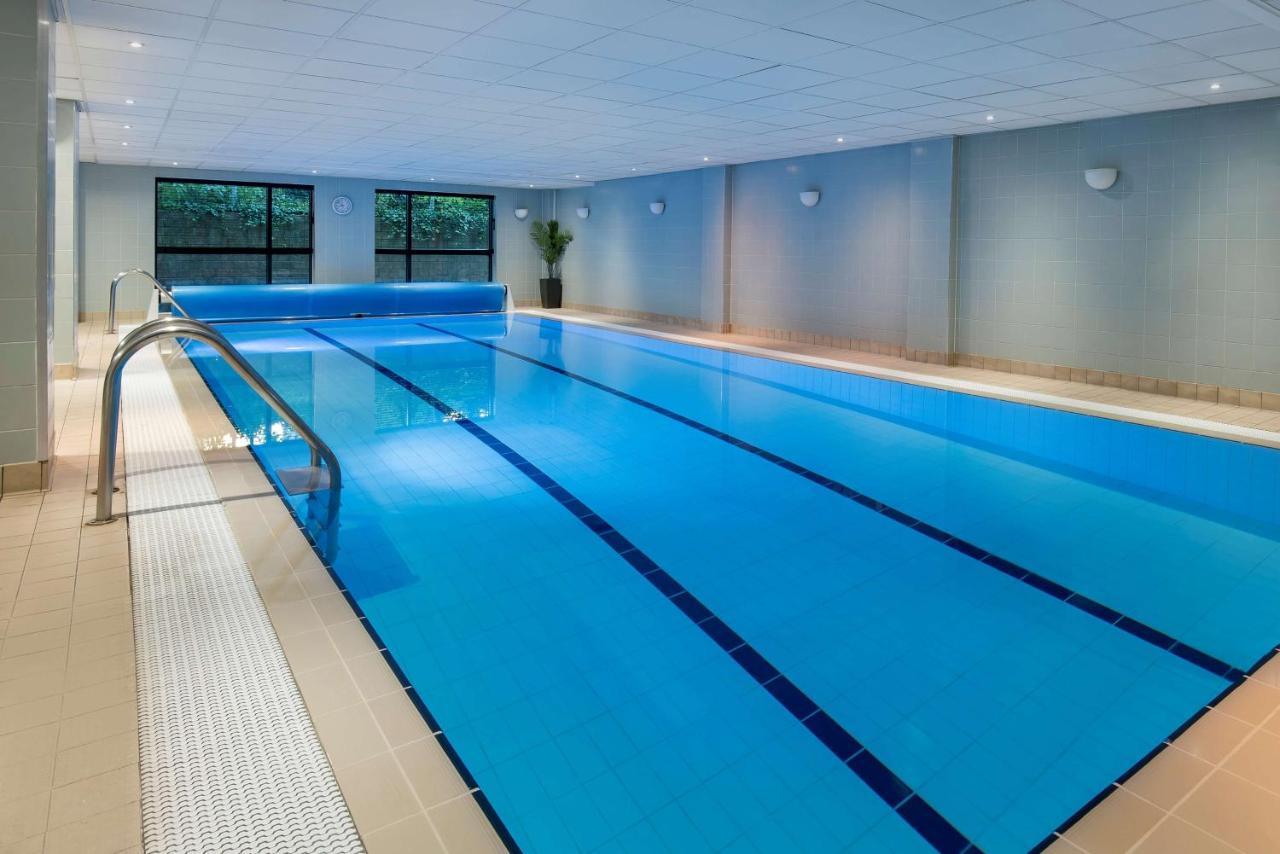 Radisson Blu Manchester Airport Hale  Esterno foto Swimming pool