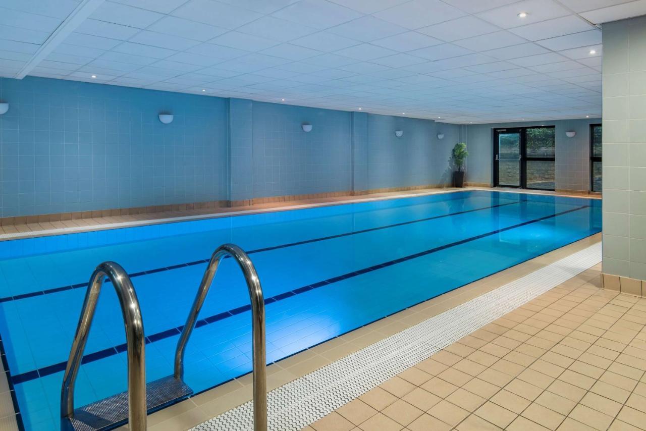 Radisson Blu Manchester Airport Hale  Esterno foto Swimming pool