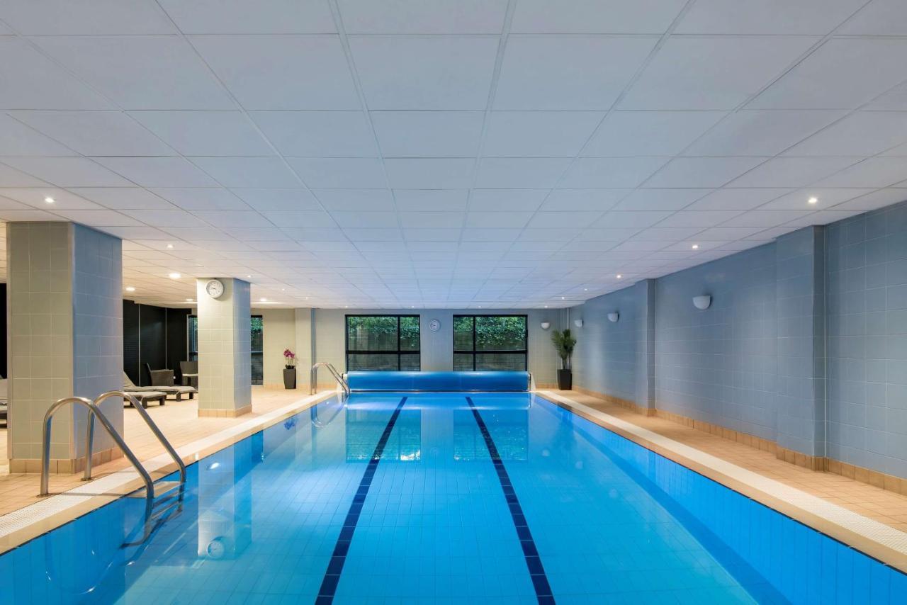 Radisson Blu Manchester Airport Hale  Esterno foto Swimming pool