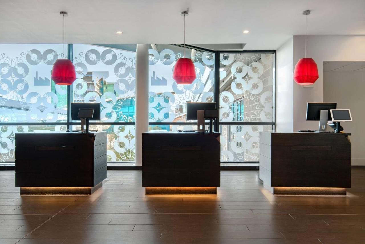 Radisson Blu Manchester Airport Hale  Esterno foto Reception desk at the airport