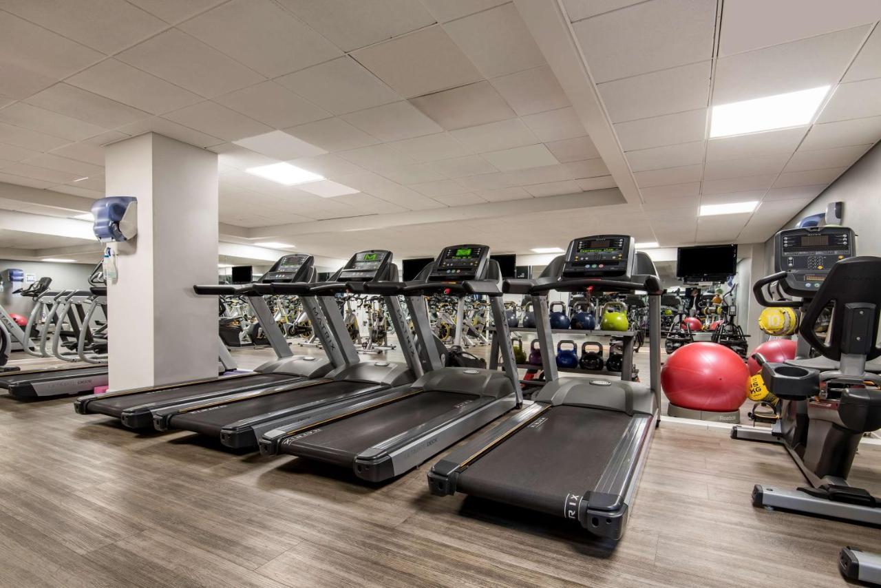 Radisson Blu Manchester Airport Hale  Esterno foto Treadmills in a gym