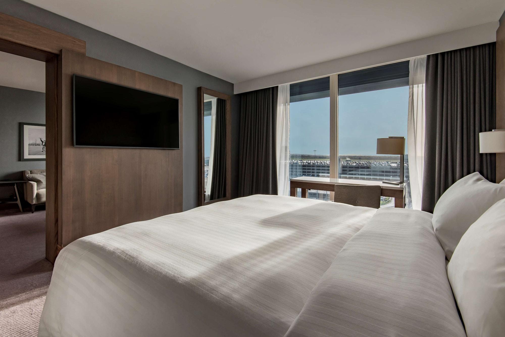 Radisson Blu Manchester Airport Hale  Esterno foto A room at the Hilton Chicago