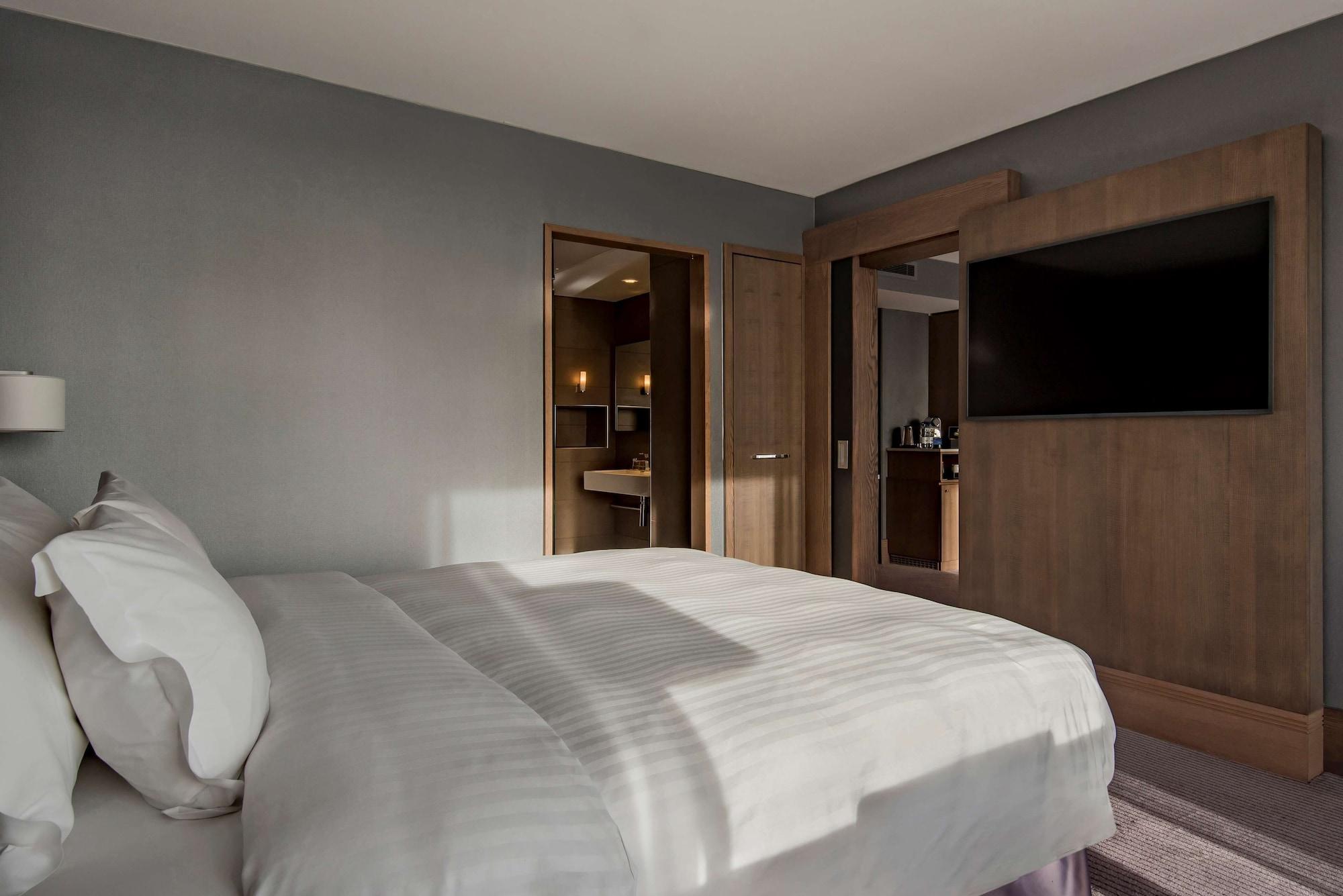 Radisson Blu Manchester Airport Hale  Esterno foto A room at the hotel