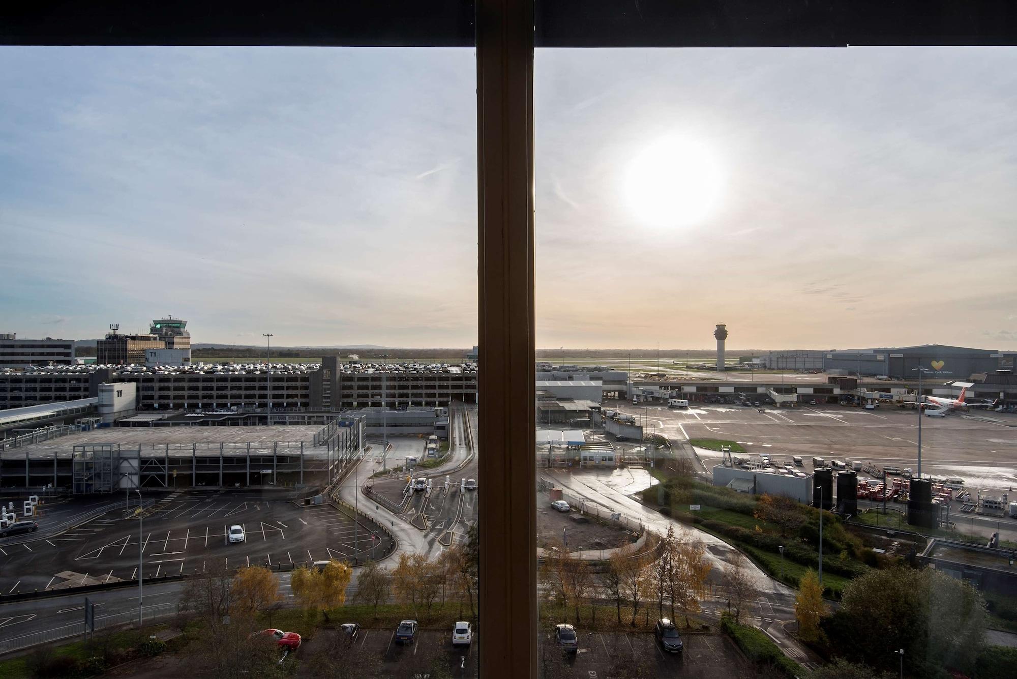 Radisson Blu Manchester Airport Hale  Esterno foto view from the window of the hotel