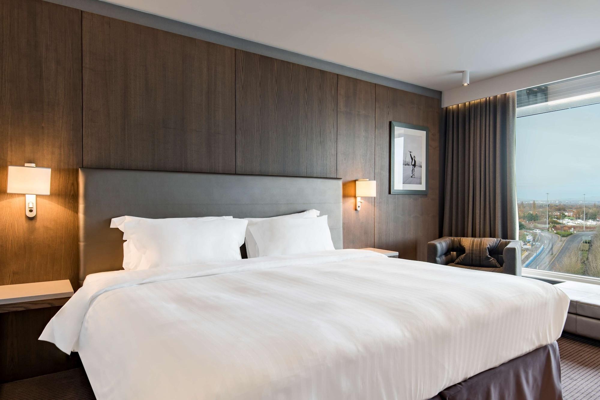 Radisson Blu Manchester Airport Hale  Esterno foto A room at the hotel