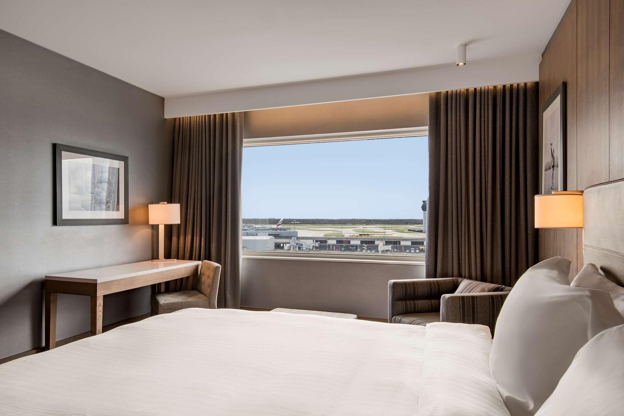 Radisson Blu Manchester Airport Hale  Esterno foto The view from the room