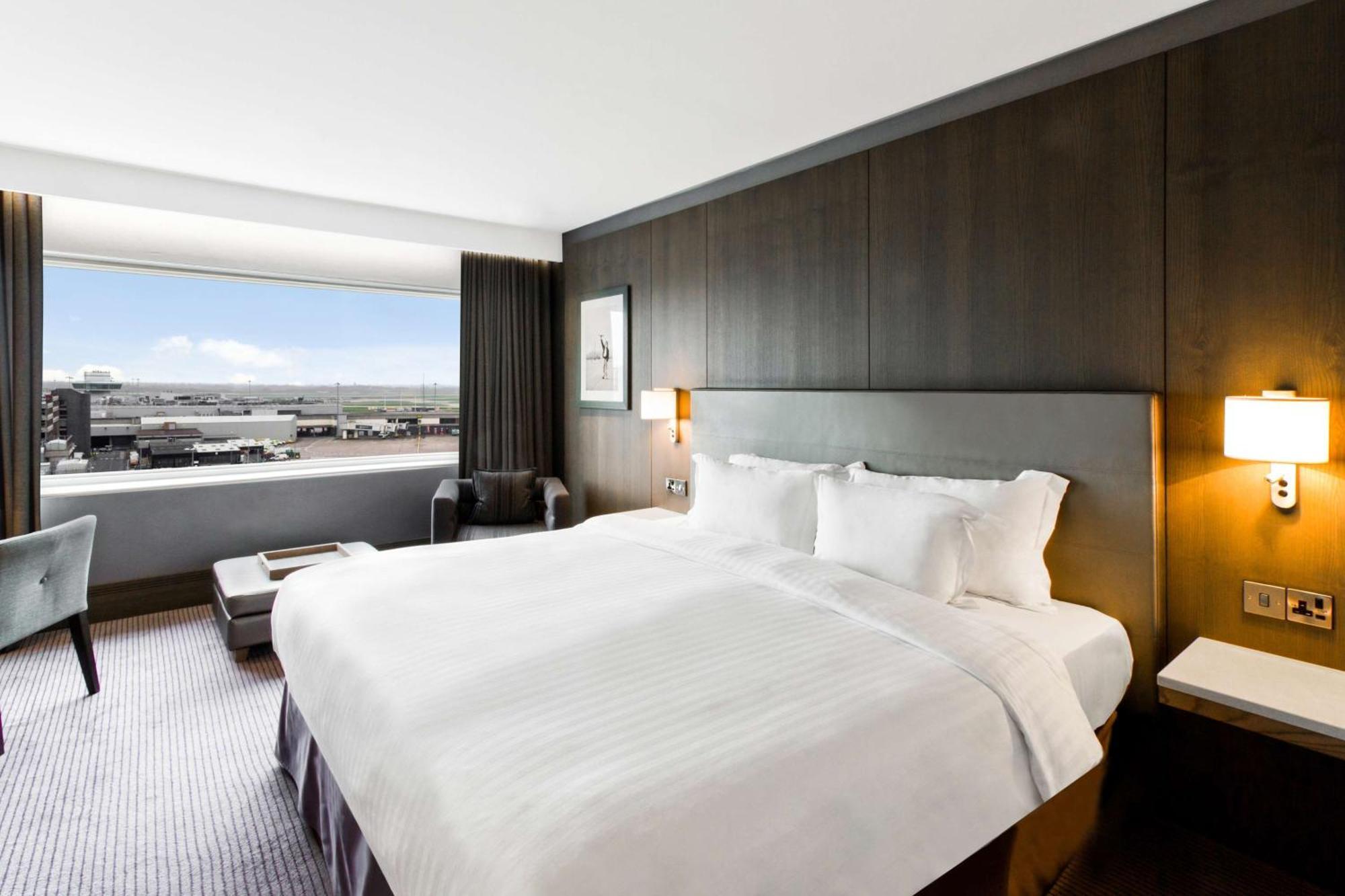 Radisson Blu Manchester Airport Hale  Esterno foto A room at the hotel