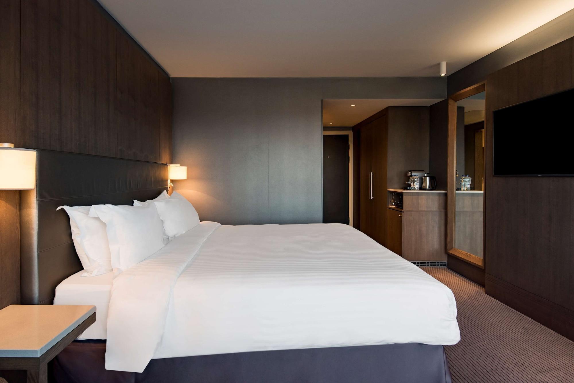 Radisson Blu Manchester Airport Hale  Esterno foto A room at the hotel