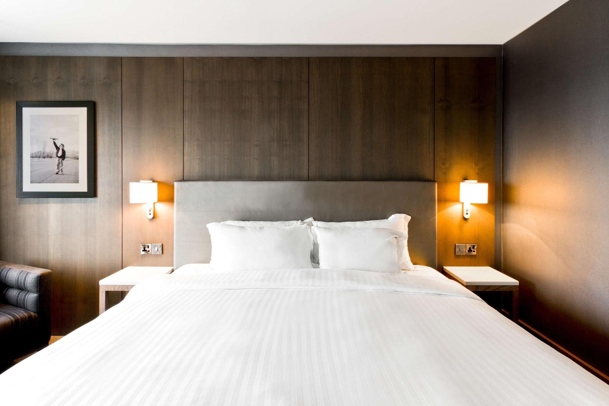 Radisson Blu Manchester Airport Hale  Esterno foto A room at the hotel