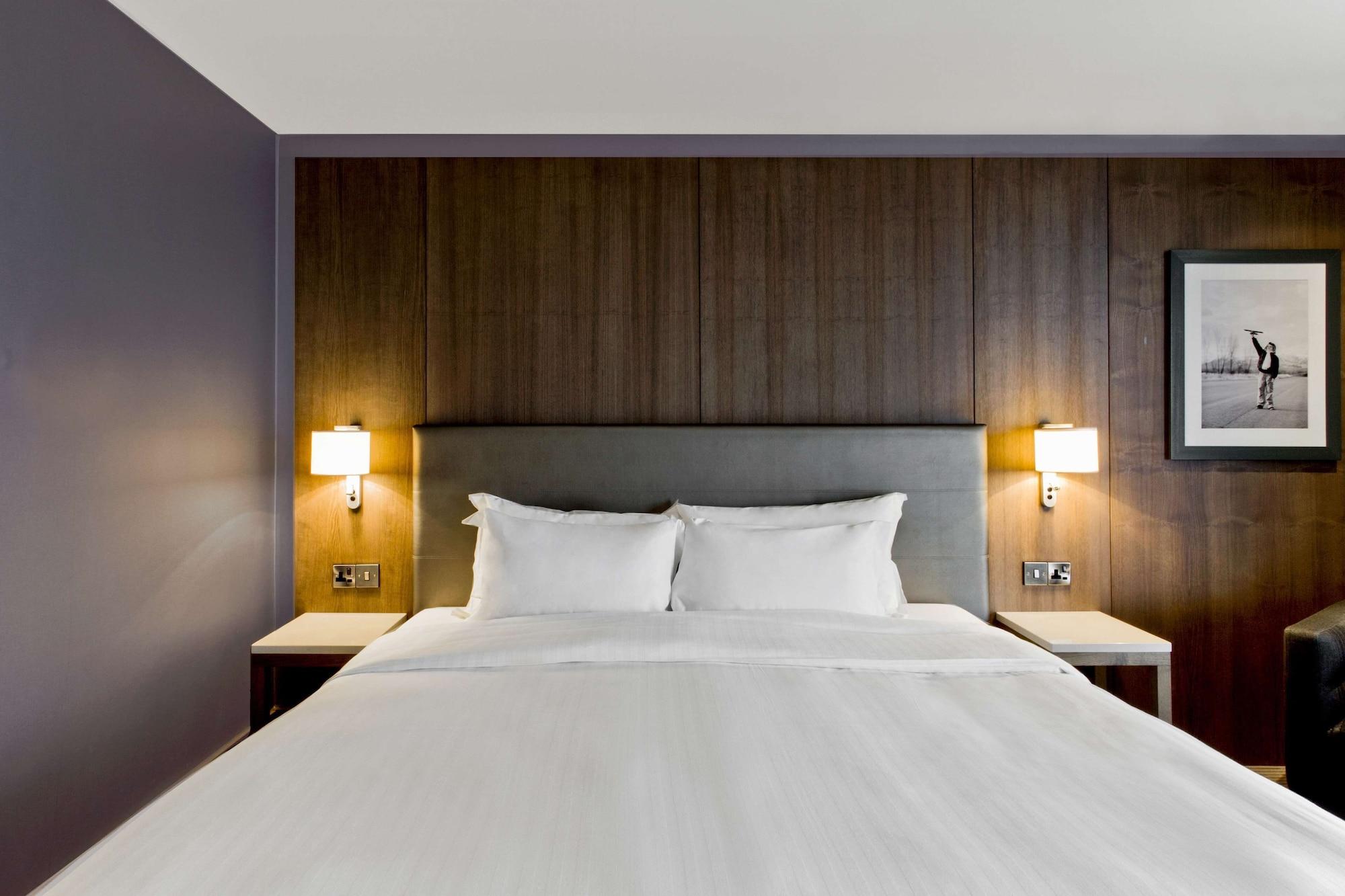 Radisson Blu Manchester Airport Hale  Esterno foto A room at the hotel