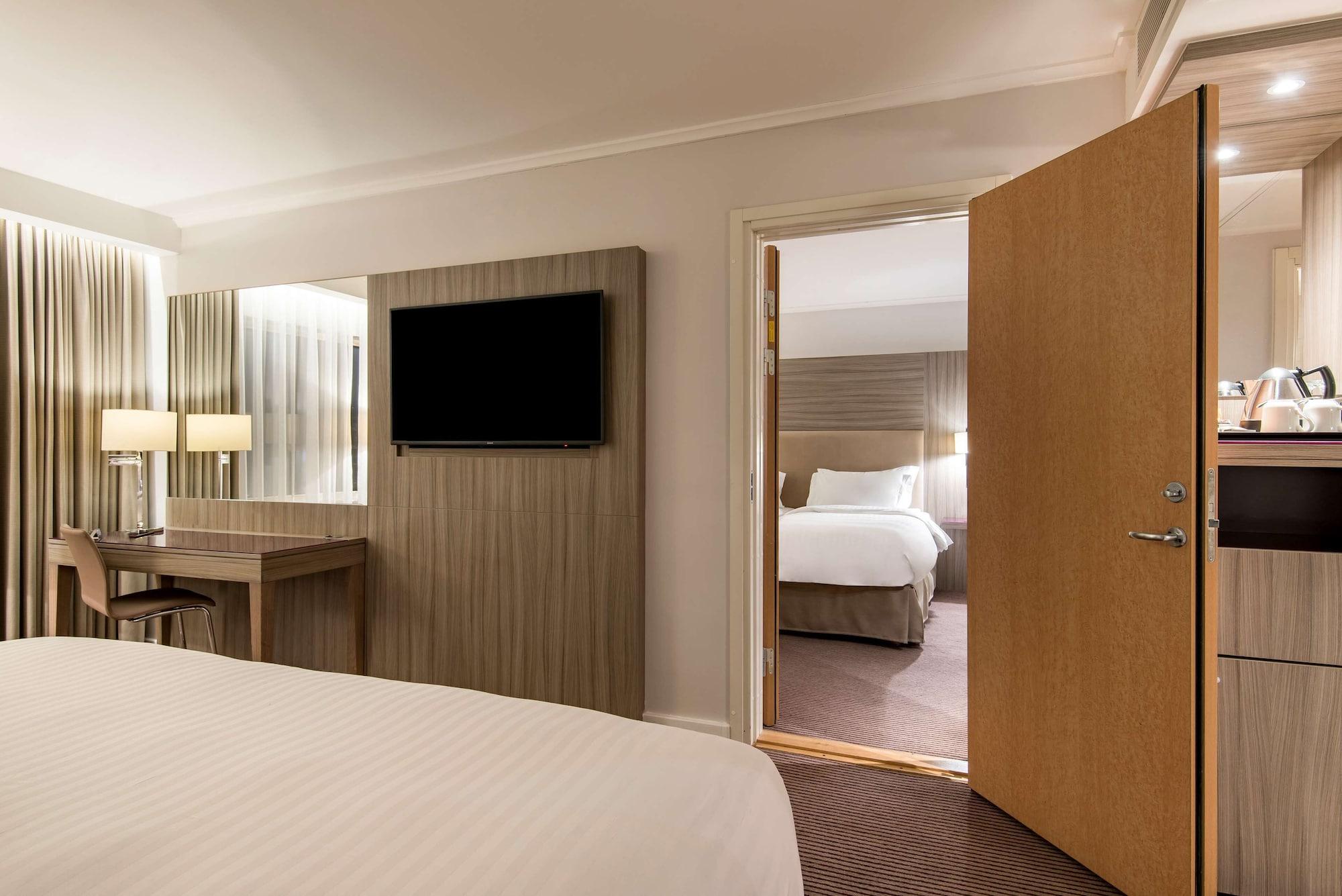 Radisson Blu Manchester Airport Hale  Esterno foto A room at the hotel