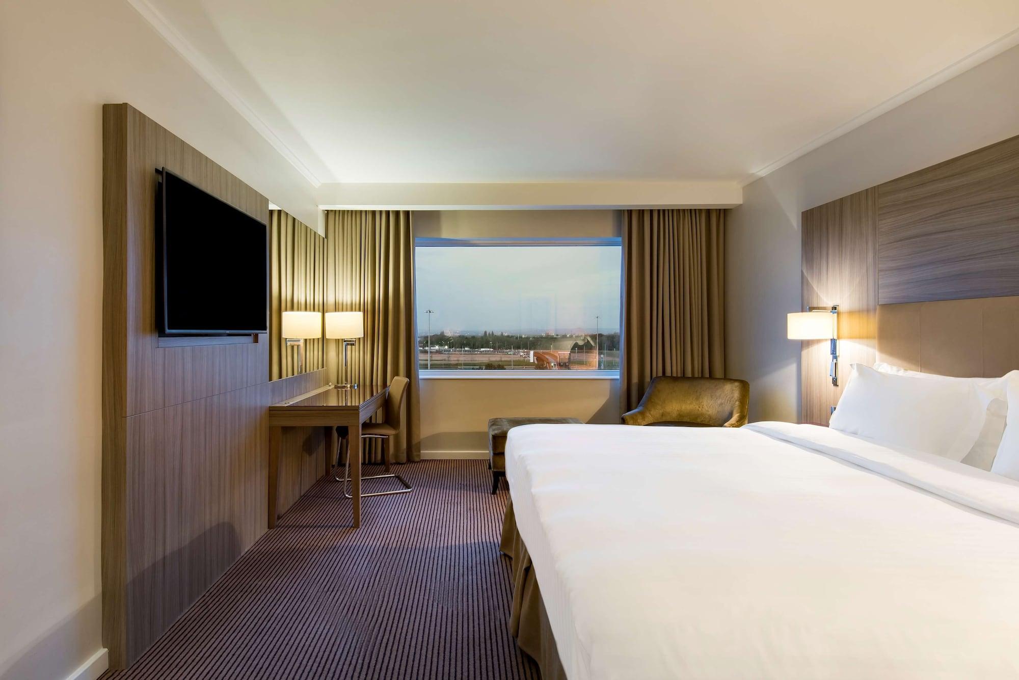Radisson Blu Manchester Airport Hale  Esterno foto A room at the hotel