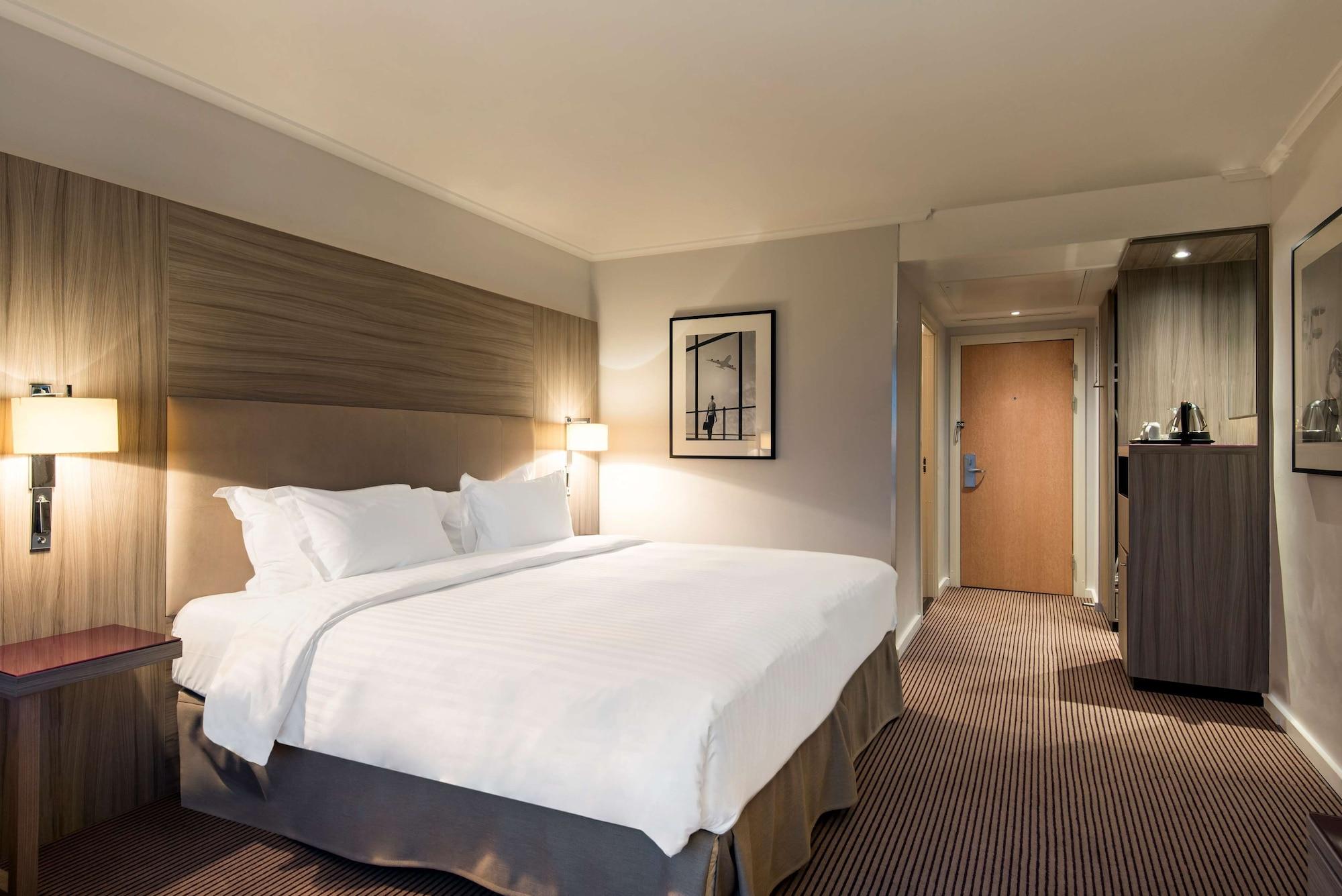 Radisson Blu Manchester Airport Hale  Esterno foto A room at the hotel