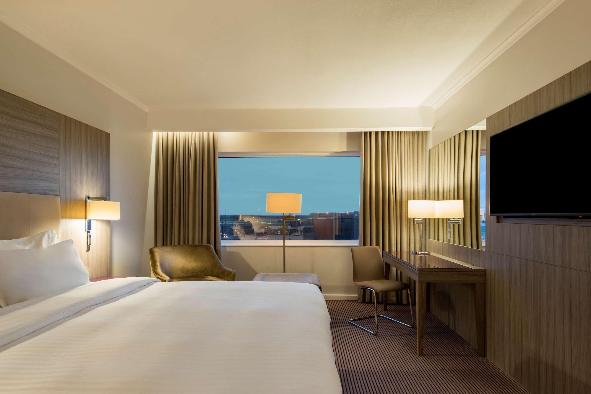 Radisson Blu Manchester Airport Hale  Esterno foto A room at the hotel