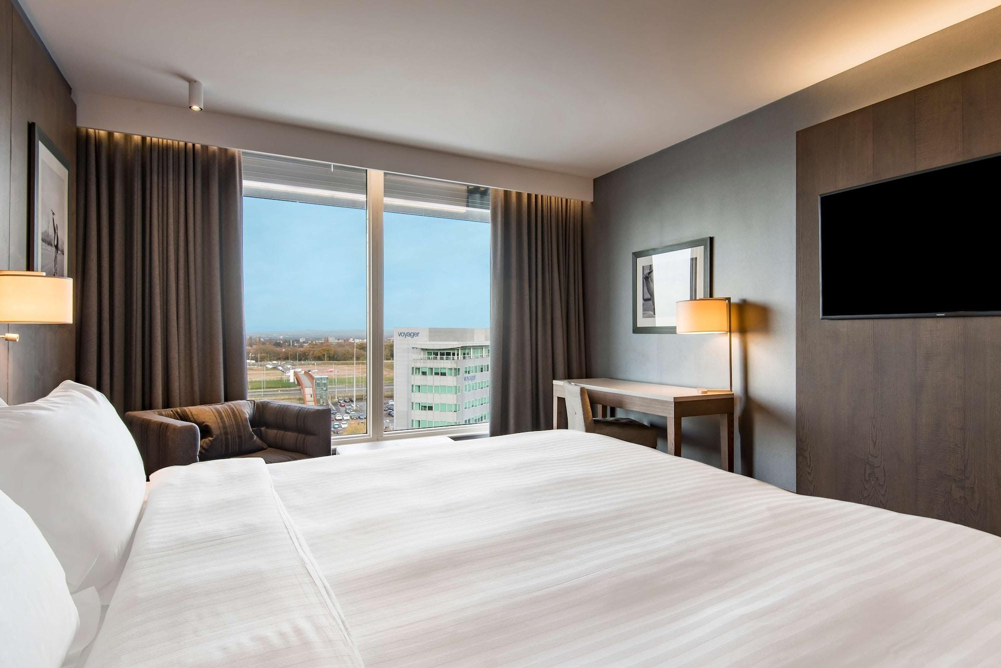 Radisson Blu Manchester Airport Hale  Esterno foto A room at the hotel