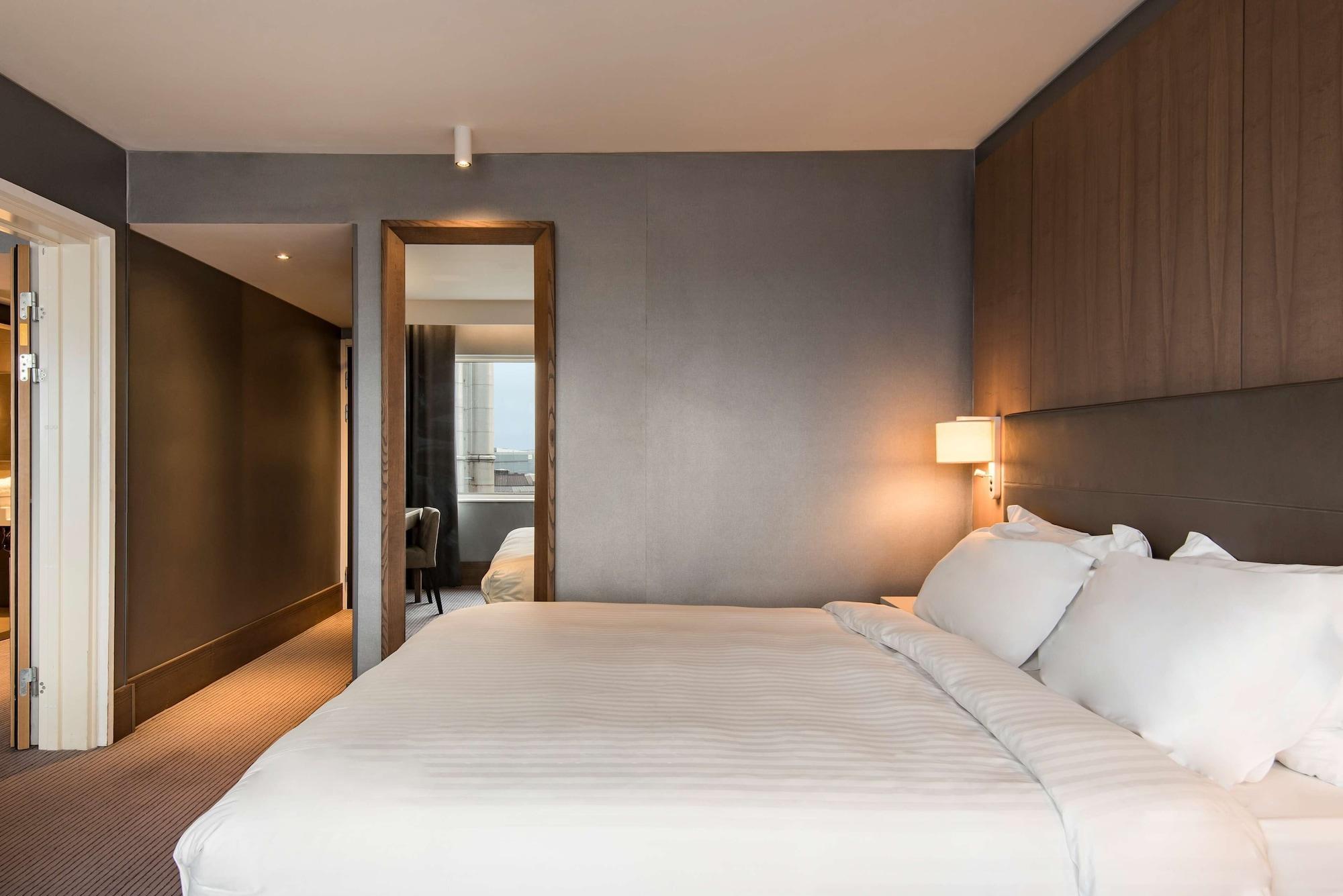 Radisson Blu Manchester Airport Hale  Esterno foto A room at the hotel