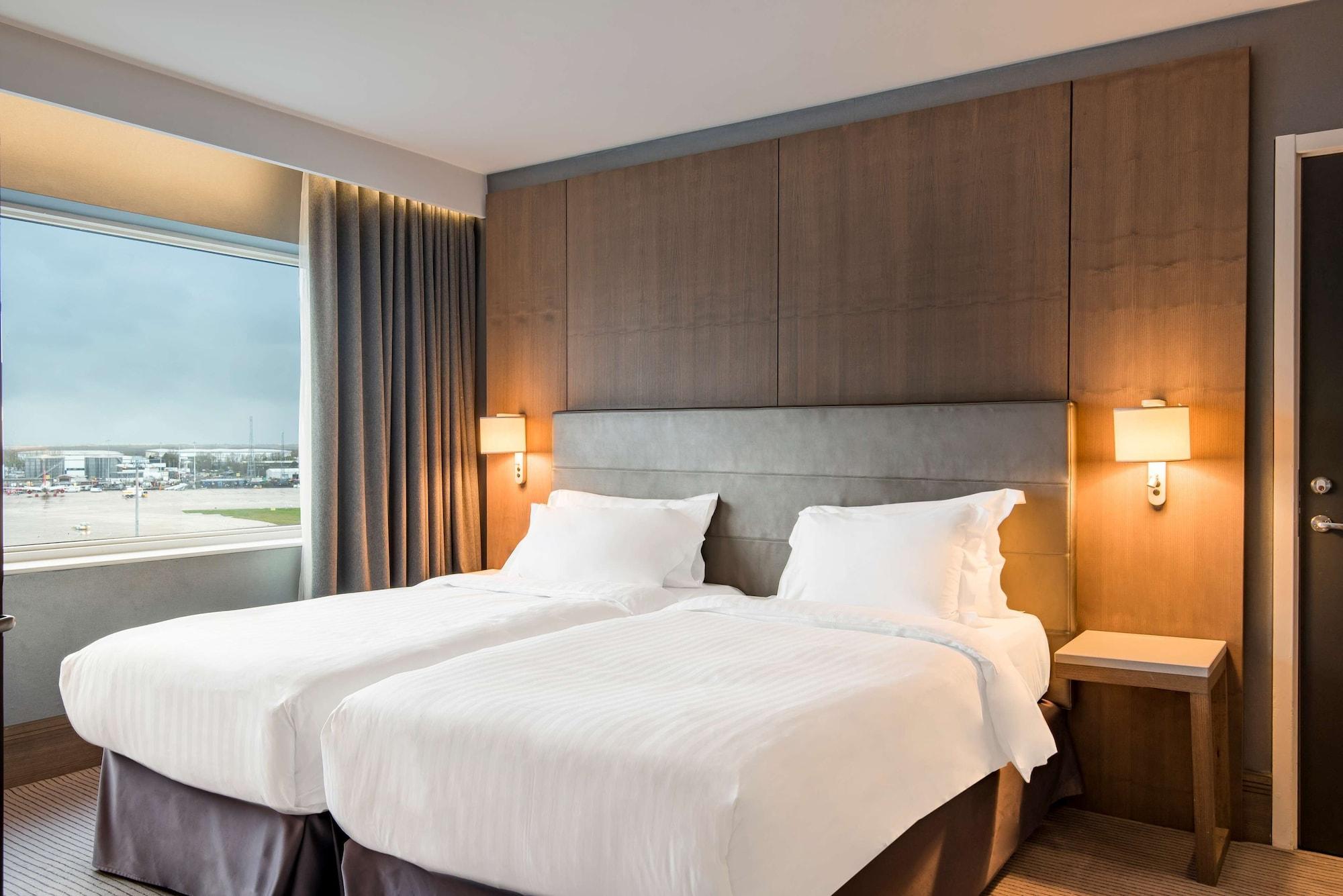 Radisson Blu Manchester Airport Hale  Esterno foto Room at the airport