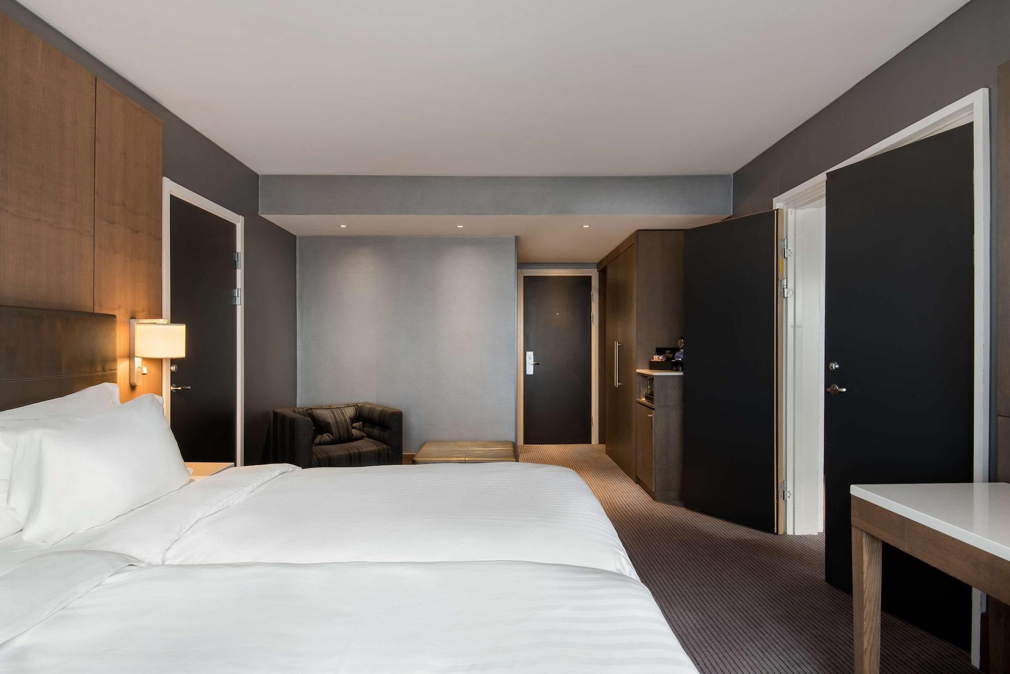 Radisson Blu Manchester Airport Hale  Esterno foto A room at the hotel