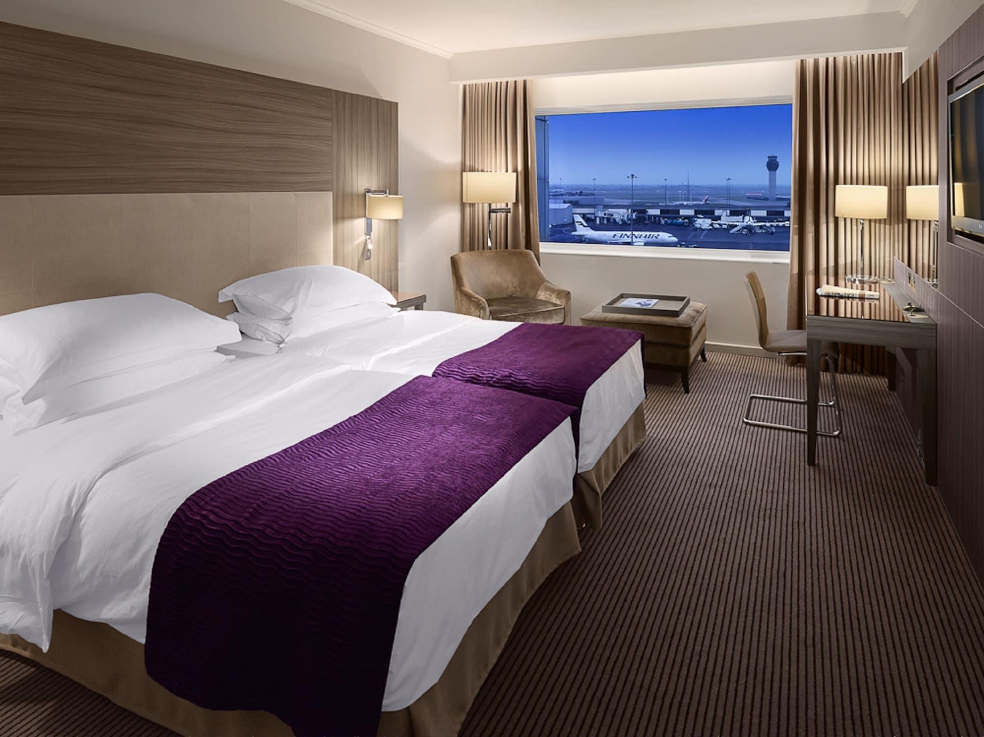 Radisson Blu Manchester Airport Hale  Esterno foto A room at the airport