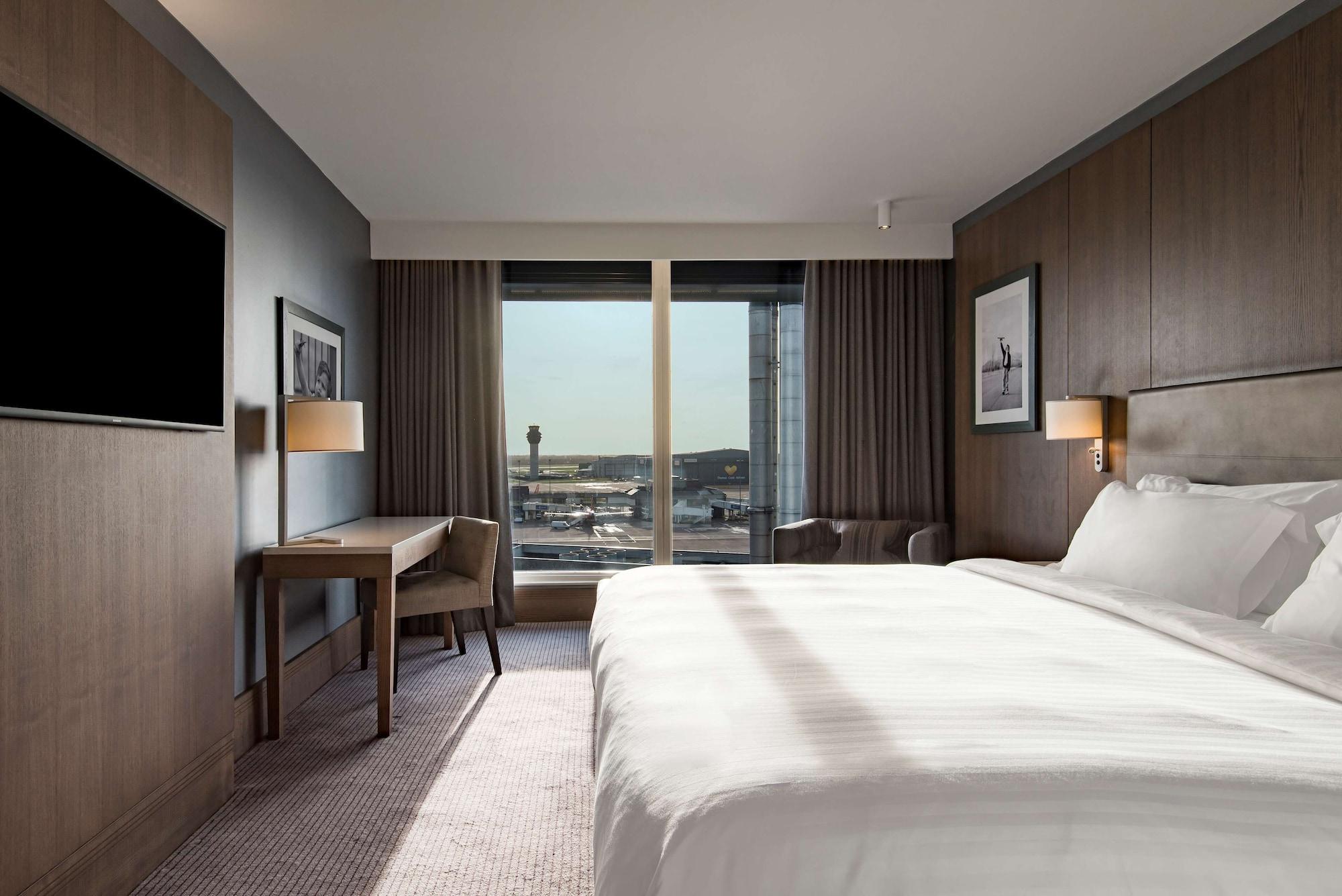 Radisson Blu Manchester Airport Hale  Esterno foto A room at the hotel