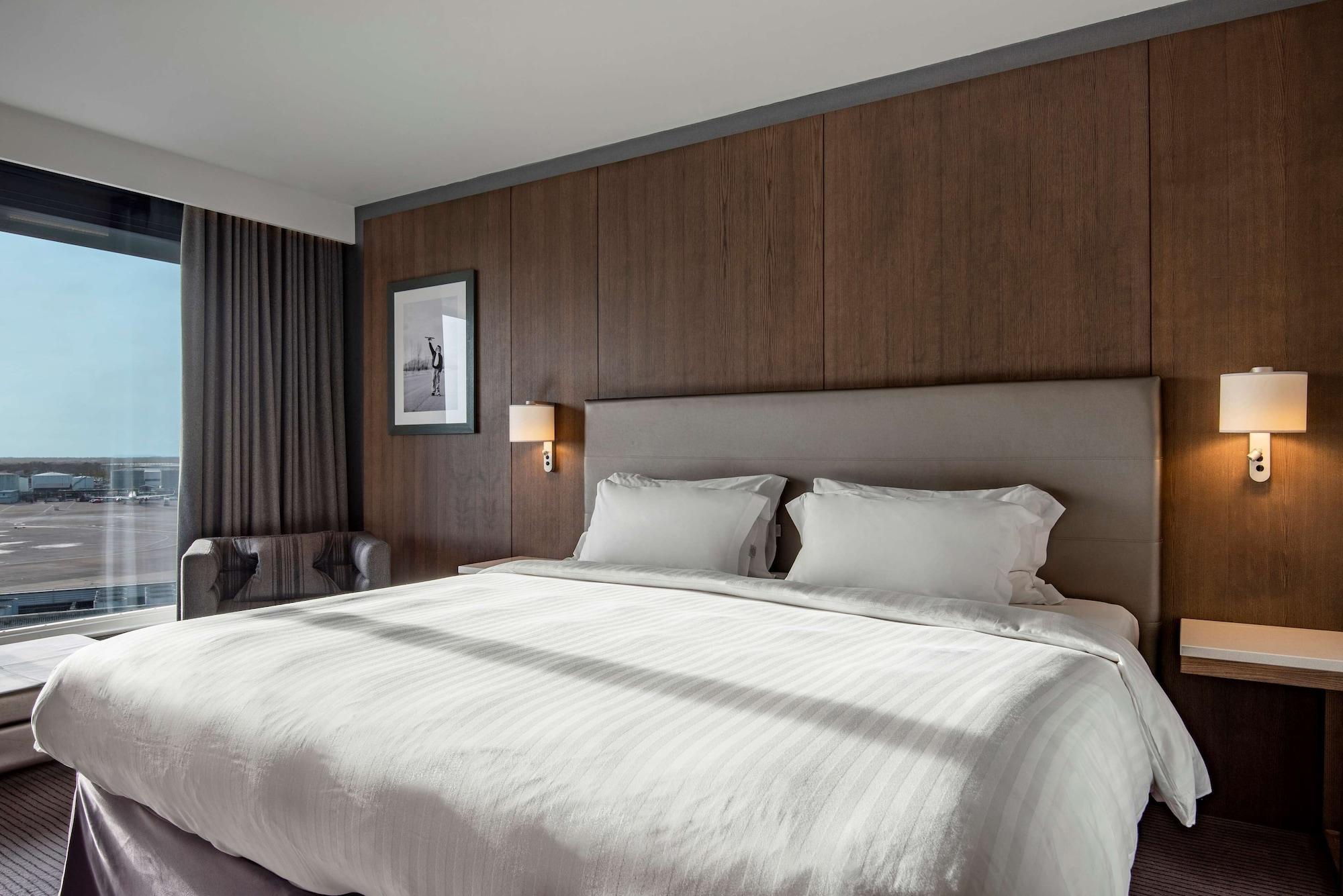 Radisson Blu Manchester Airport Hale  Esterno foto A room at the hotel