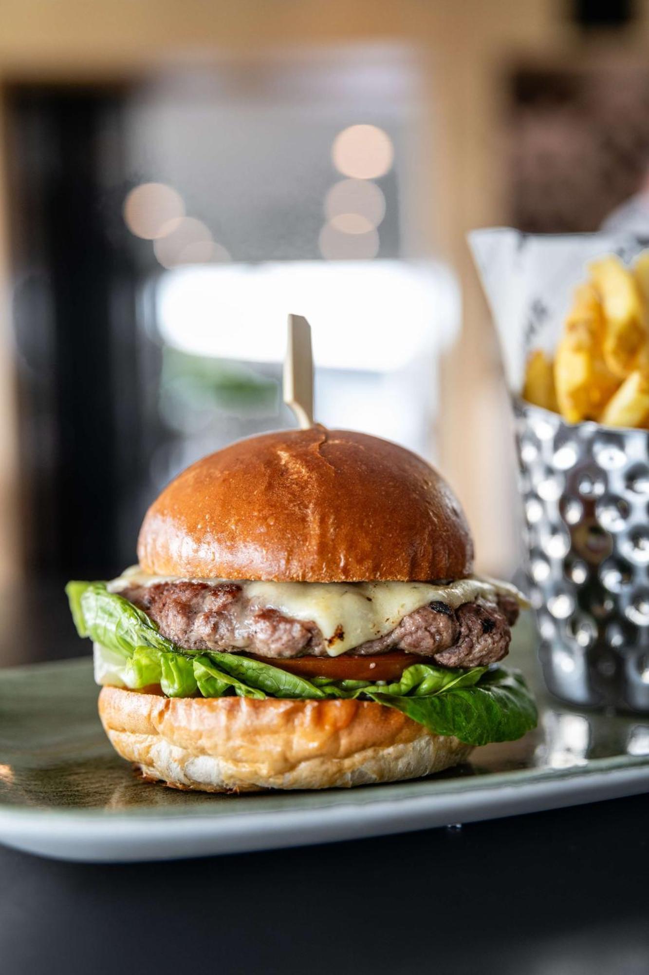 Radisson Blu Manchester Airport Hale  Esterno foto A vegan burger