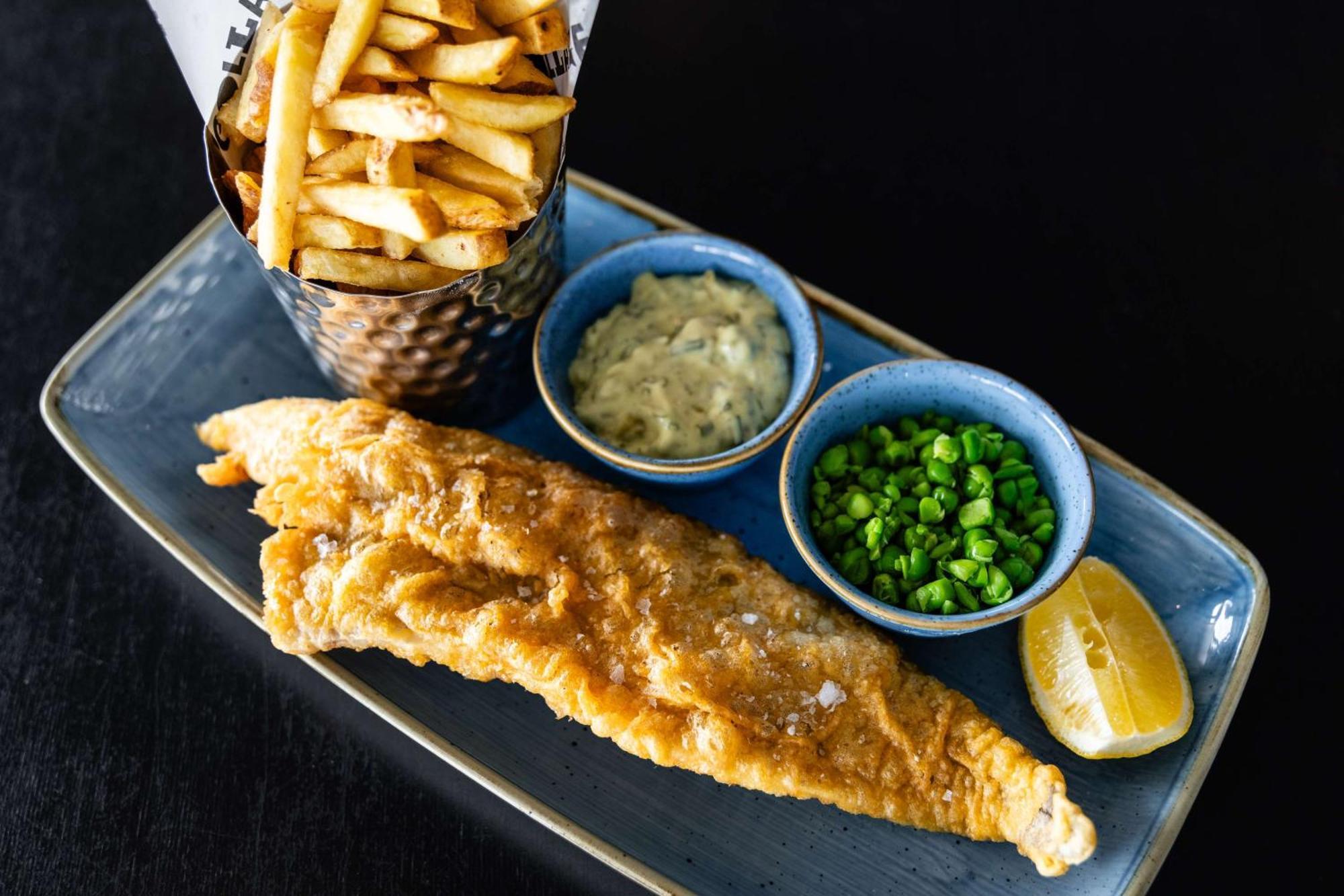 Radisson Blu Manchester Airport Hale  Esterno foto Fish and chips