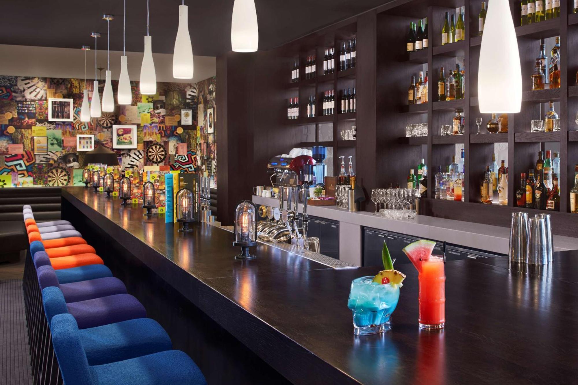 Radisson Blu Manchester Airport Hale  Esterno foto The bar at the hotel