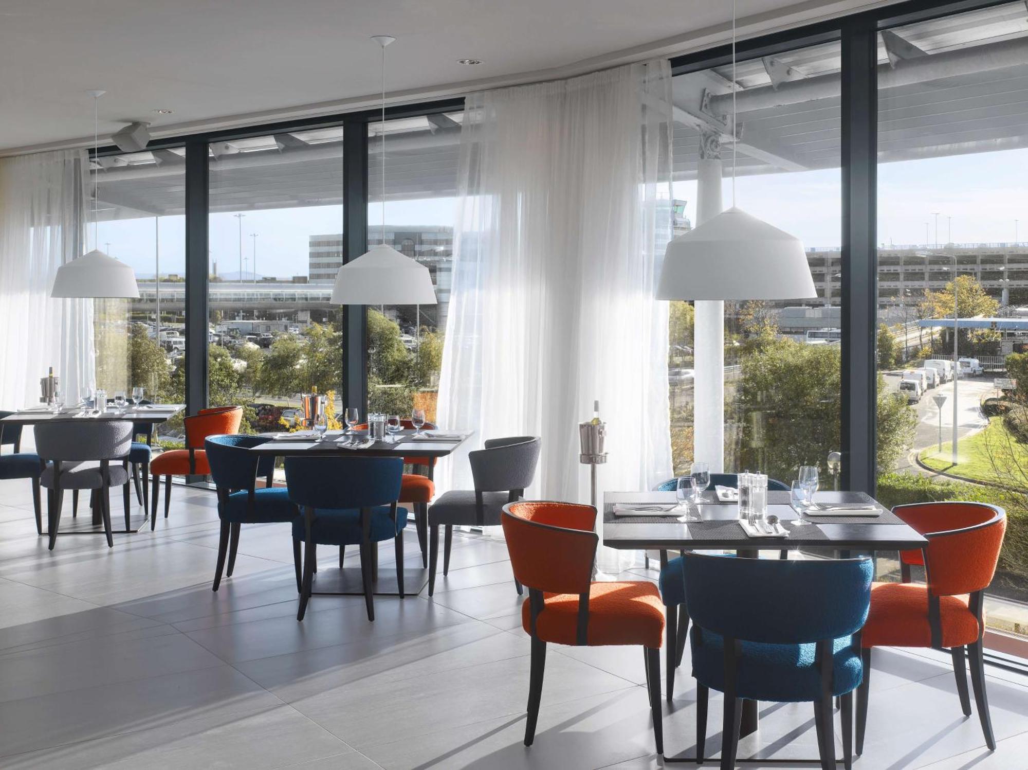 Radisson Blu Manchester Airport Hale  Esterno foto The restaurant at the airport