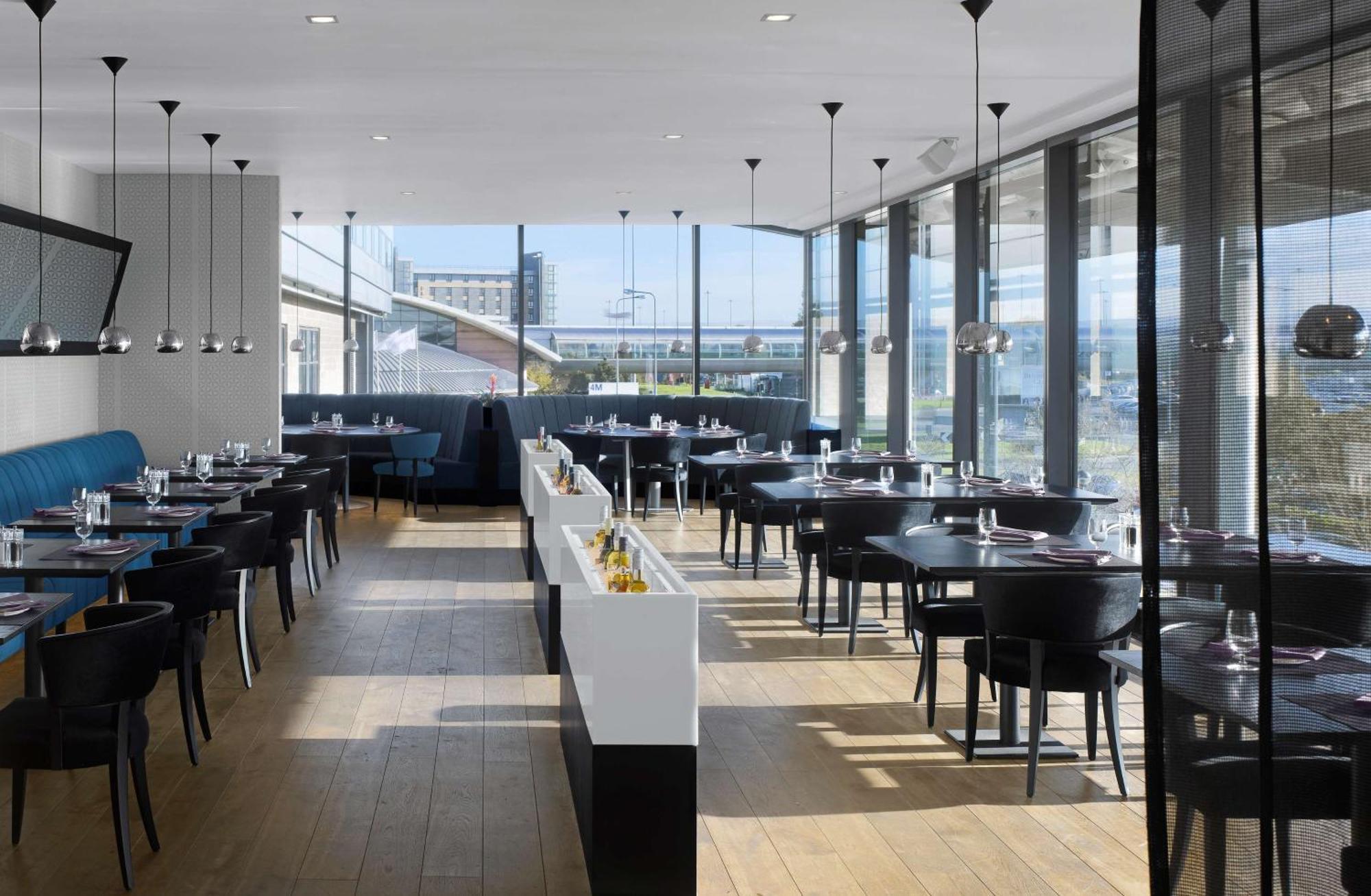 Radisson Blu Manchester Airport Hale  Esterno foto The interior of the restaurant