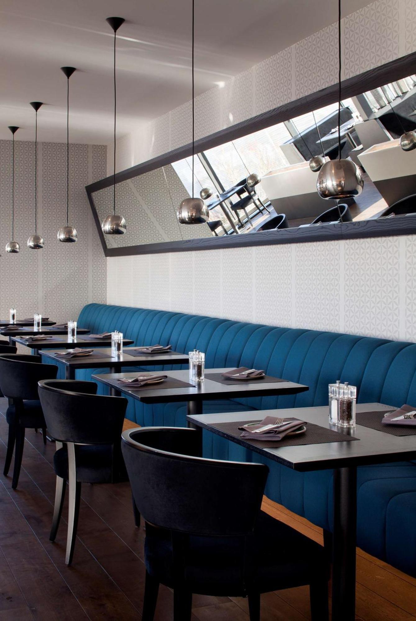 Radisson Blu Manchester Airport Hale  Esterno foto Interior design of a restaurant