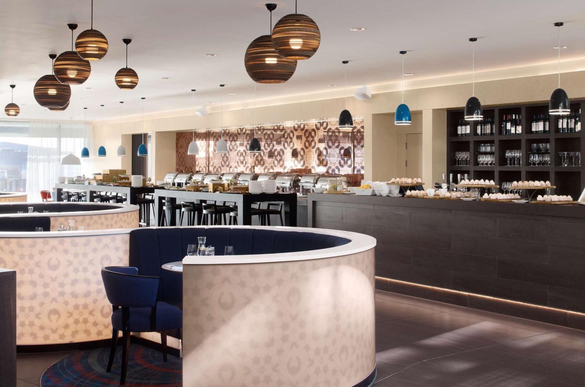 Radisson Blu Manchester Airport Hale  Esterno foto The interior of the hotel
