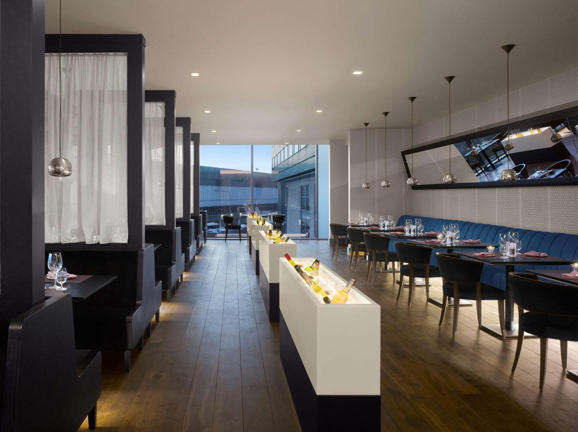 Radisson Blu Manchester Airport Hale  Esterno foto Interior of the restaurant