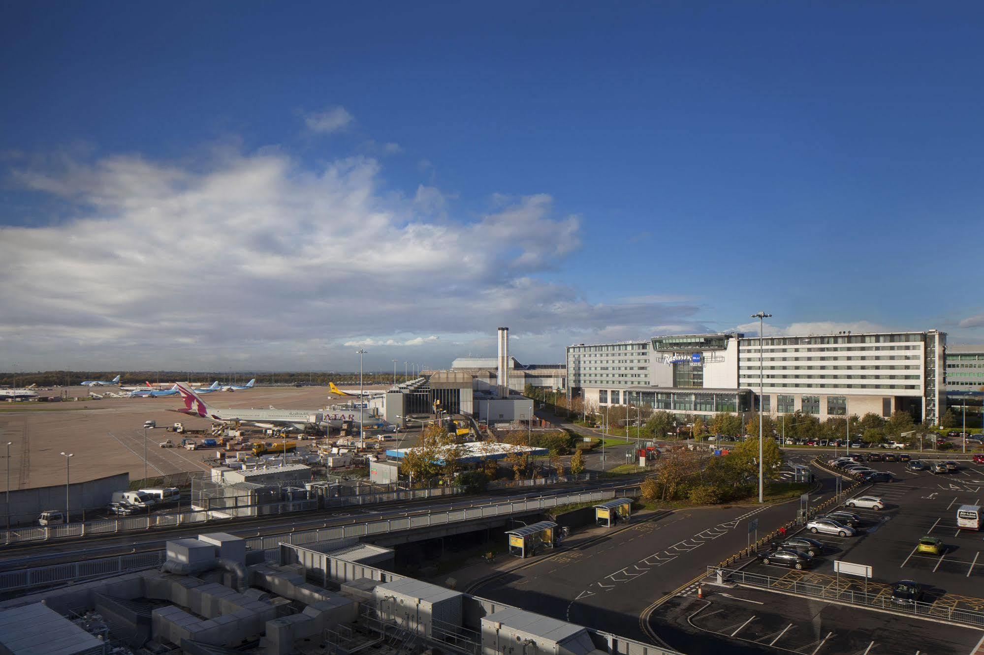 Radisson Blu Manchester Airport Hale  Esterno foto The hotel from the airport