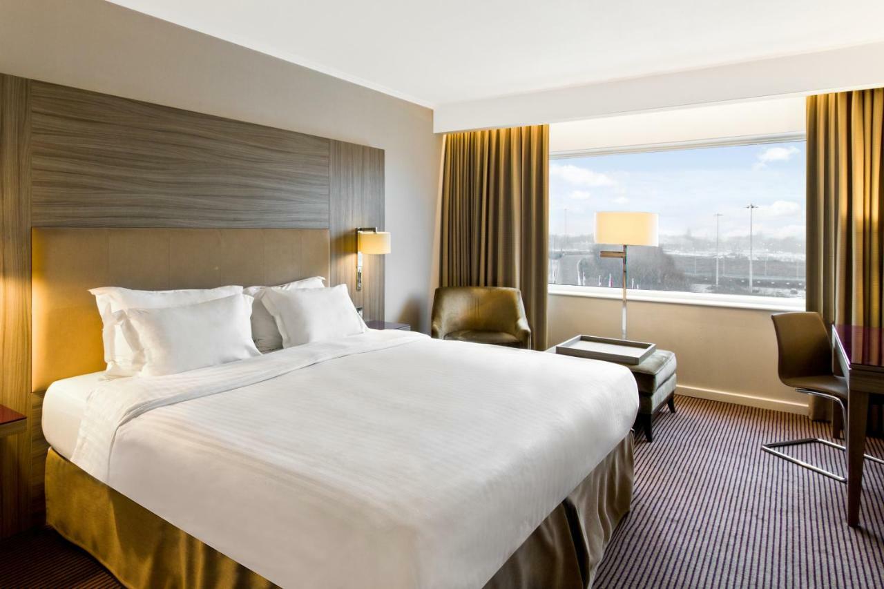 Radisson Blu Manchester Airport Hale  Esterno foto A room at the Hilton London Heathrow