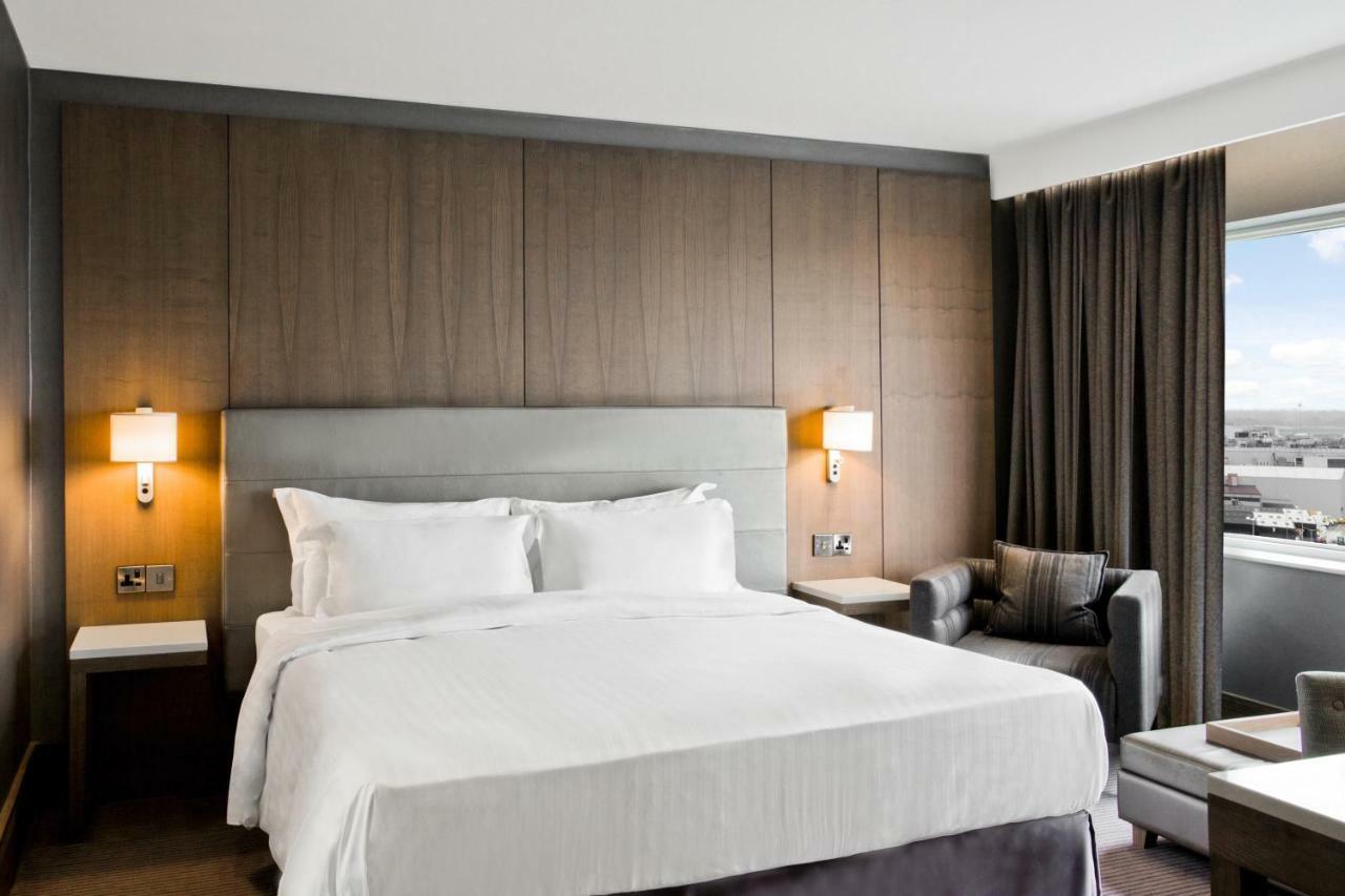 Radisson Blu Manchester Airport Hale  Esterno foto A room at the Hilton London Heathrow